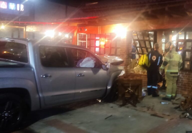 Mãe e filha morrem atropeladas por caminhonete desgovernada