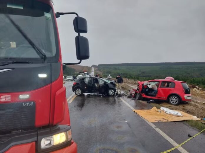 Mãe e filho de 5 anos morrem após colidirem entre dois automóveis na tarde do último domingo (7) em Lages - sc.