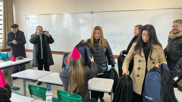 Ministério Público doa material escolar para estudantes atingidos pela enchente em Canoas. A entrega ocorreu na semana de volta às aulas.