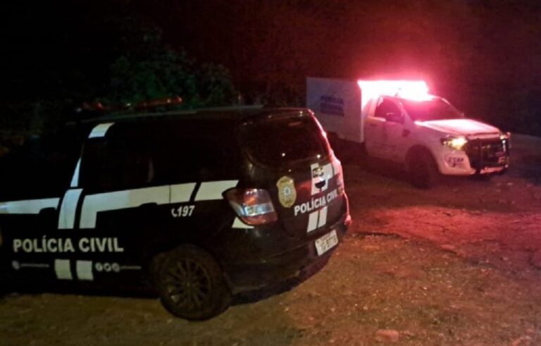 Duas pessoas foram mortas a tiros na BR-116, em Caxias do Sul, na Serra. O crime ocorreu próximo ao prédio onde funcionava uma empresa.