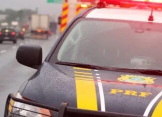 A Polícia Rodoviária Federal realizou uma apreensão de drogas após o carro de uma mulher ficar sem gasolina na BR-386, em Lajeado. 