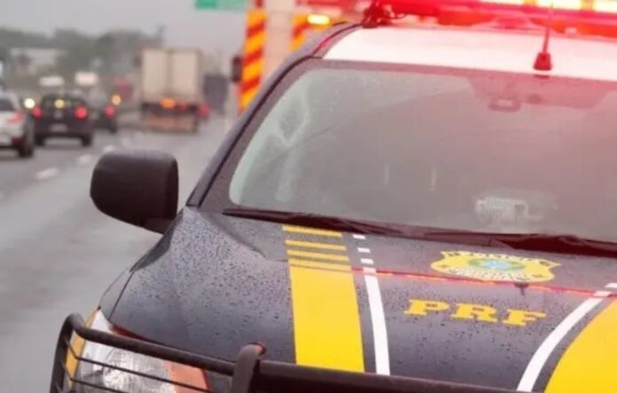 A Polícia Rodoviária Federal realizou uma apreensão de drogas após o carro de uma mulher ficar sem gasolina na BR-386, em Lajeado. 