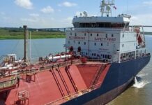 Navio tanque encalha em Canoas e chama atenção de moradores