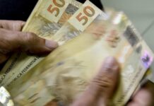 Mais de quatro milhões de trabalhadores recebem o benefício do abono salarial do PIS/Pasep nesta segunda-feira (15).