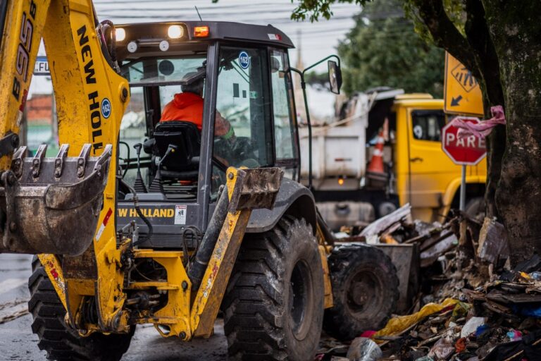 A limpeza das ruas segue nos bairros Mathias, Rio Branco, Fátima, Mato Grande e Harmonia nessa quarta-feira (10).