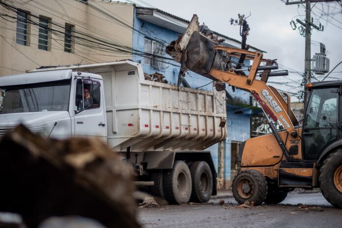 A limpeza das ruas continua nos bairros Mathias, Harmonia, Mato Grande, Fátima e Rio Branco no lado Oeste de Canoas.