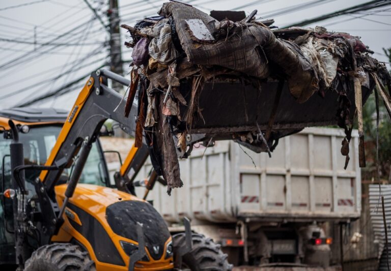 Saiba quais ruas estão sendo limpas neste domingo em Canoas. A limpeza das ruas segue nos bairros do lado Oeste da cidade neste domingo (14).