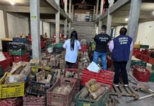 O depósito de um supermercado foi flagrado pela Polícia Civil lavando produtos atingidos pela enchente na última quarta-feira (3).