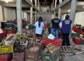O depósito de um supermercado foi flagrado pela Polícia Civil lavando produtos atingidos pela enchente na última quarta-feira (3).