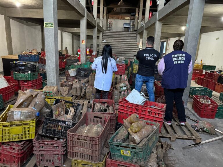 O depósito de um supermercado foi flagrado pela Polícia Civil lavando produtos atingidos pela enchente na última quarta-feira (3).