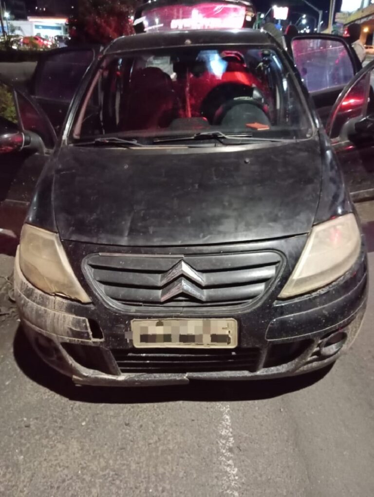 De acordo com a Brigada Militar (BM), policiais faziam patrulhamento ostensivo quando se depararam com um veículo em alta velocidade.