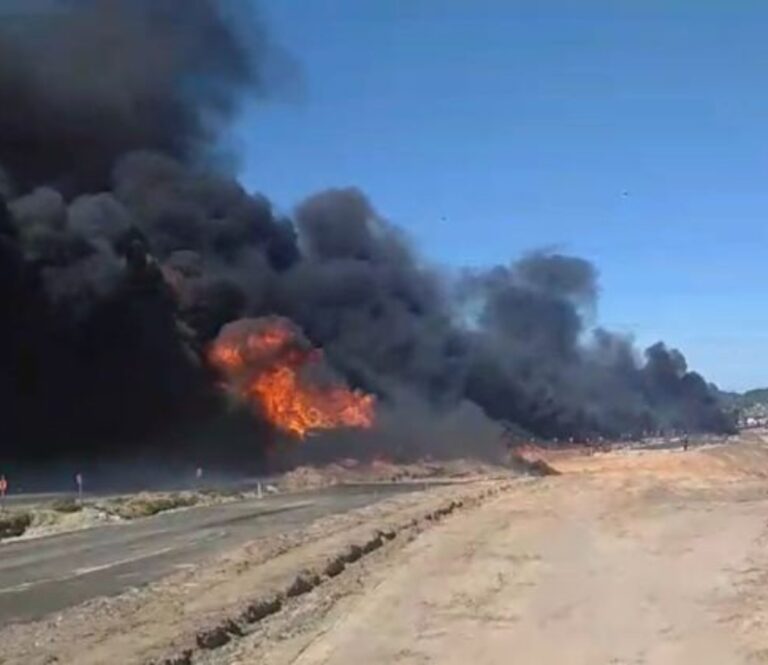 Caminhão carregado de gasolina pega fogo após acidente com carreta