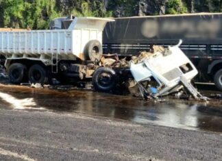 Caminhoneiro morre em acidente com carreta; Ele foi arremessado para fora do veículo