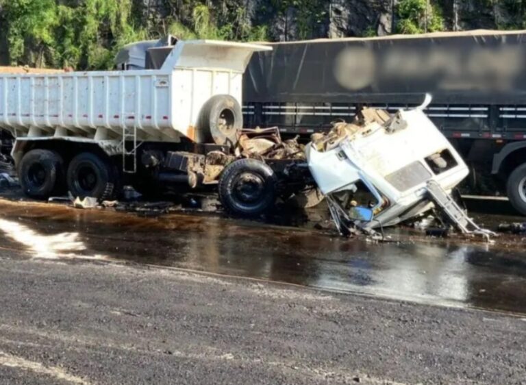 Caminhoneiro morre em acidente com carreta; Ele foi arremessado para fora do veículo