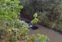 Carro cai em vala em Canoas após motorista perder controle do veículo