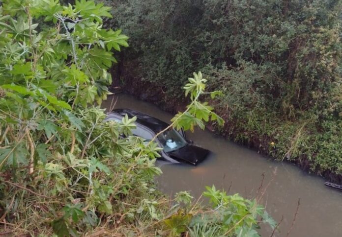 Carro cai em vala em Canoas após motorista perder controle do veículo