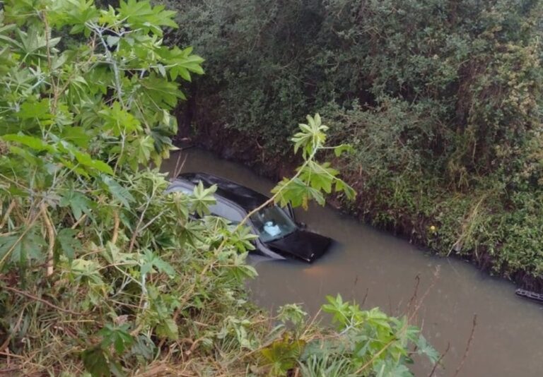 Carro cai em vala em Canoas após motorista perder controle do veículo