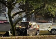 Carro fica destruído após colisão contra árvore em avenida de Canoas