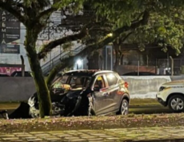 Carro fica destruído após colisão contra árvore em avenida de Canoas