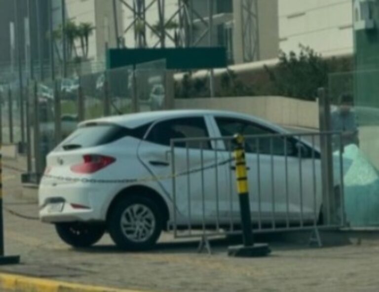 Carro invade estacionamento de shopping em Canoas