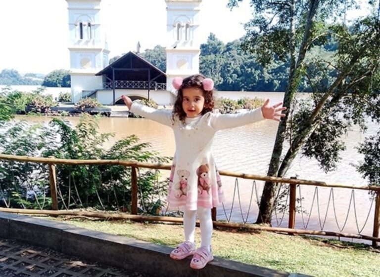 Criança de 3 anos morre atropelada por carro na frente de supermercado