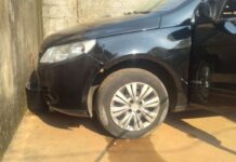 Criança de 7 anos morre prensada após mãe errar manobra de carro