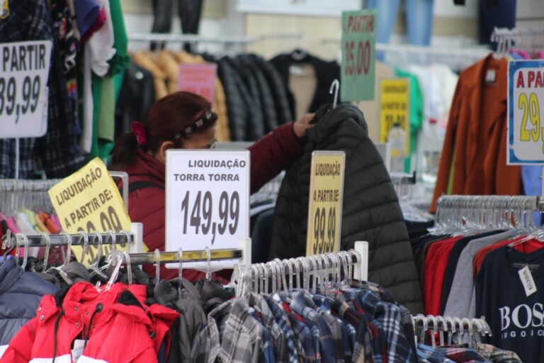 Lojas em Canoas fazem liquidações de até 70%