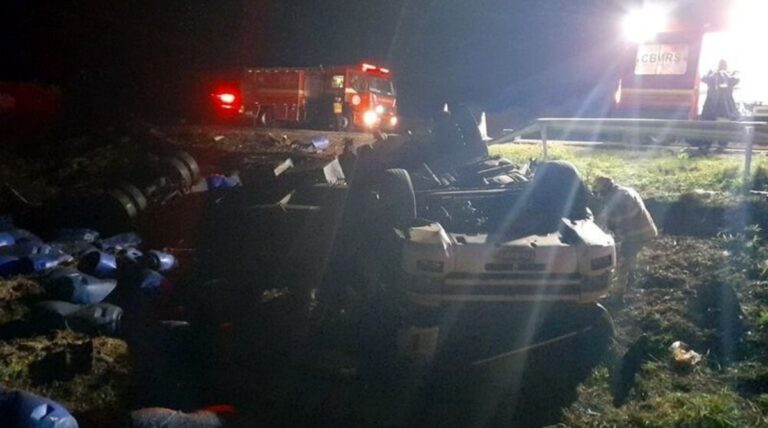 Motorista de Canoas morre em acidente após caminhão capotar