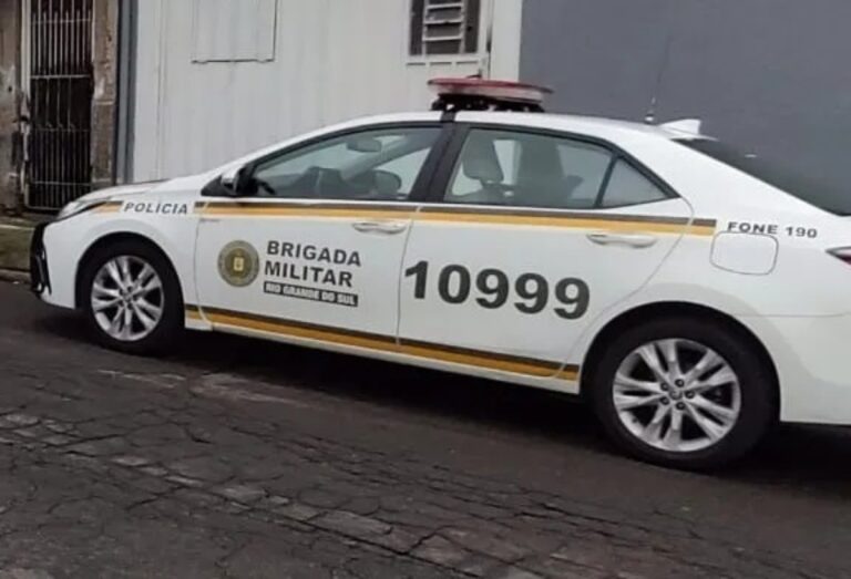 Motorista baleado dentro de carro
