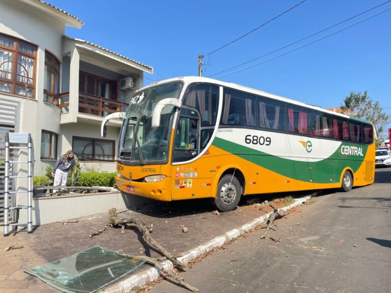 Motorista é resgatado pelos bombeiros após ônibus invadir pátio de casa em Canoas