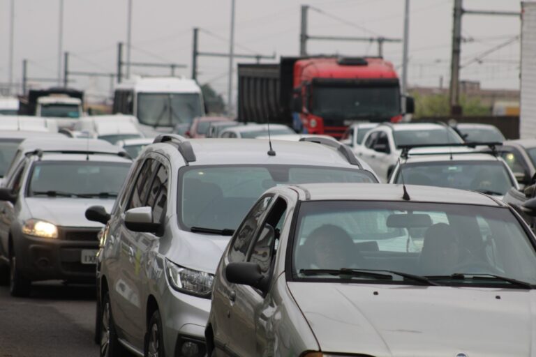 Obras na BR-116 deixam trânsito lento em Canoas