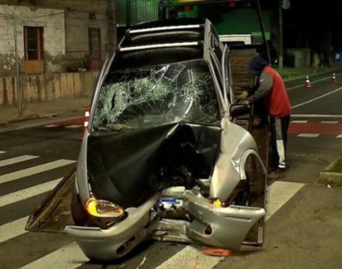 Passageiro morre após carro colidir contra mureta; Ele estava sem cinto de segurança