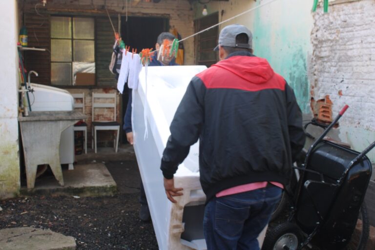 Prefeitura de Canoas retoma entrega de kits com fogão e geladeira