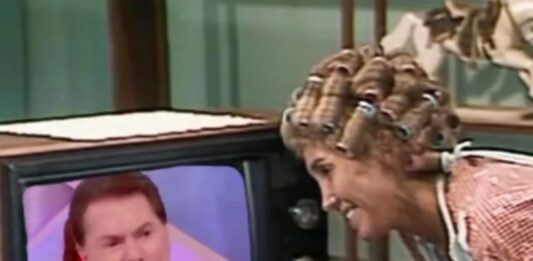 Florinda Meza, a dona Florinda de Chaves, presta homenagem a Silvio Santos