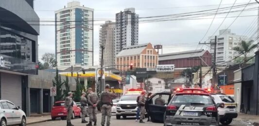 Segurança é morto com tiro no pescoço na frente do trabalho