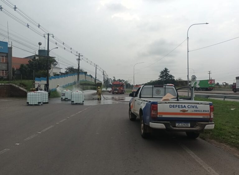 Vazamento de produtos químicos bloqueia parte da BR-386 em Nova Santa Rita