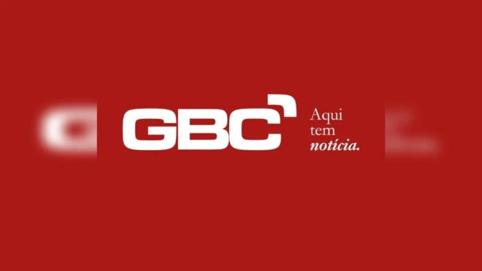 Incêndio em casa mobiliza bombeiros em Canoas