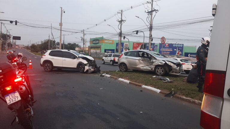 Criança fica ferida após acidente entre dois carros em Canoas