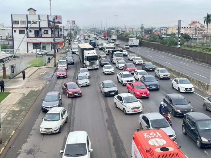 acidente causa bloqueio na BR-116 em Canoas