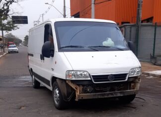 Motociclista fica ferido em acidente com van em Canoas