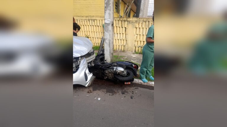 Motocicleta é prensada em poste por carro durante acidente em Canoas