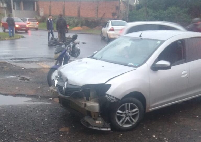 Acidente entre carro e moto causa congestionamento em avenida de Canoas