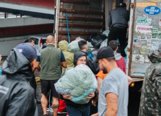 Faculdade e igreja doam 300 toneladas de alimentos para atingidos pela enchente em Canoas