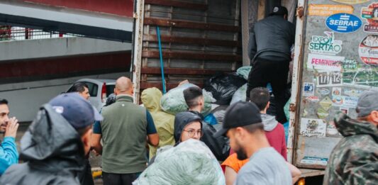 Faculdade e igreja doam 300 toneladas de alimentos para atingidos pela enchente em Canoas