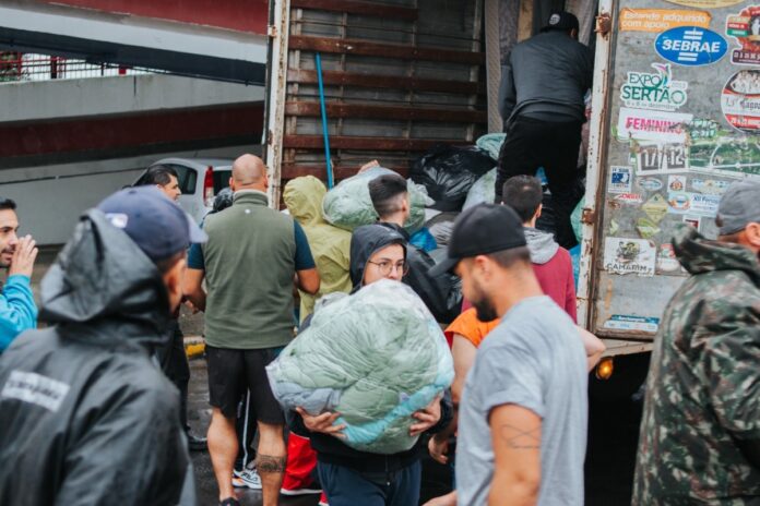 Faculdade e igreja doam 300 toneladas de alimentos para atingidos pela enchente em Canoas