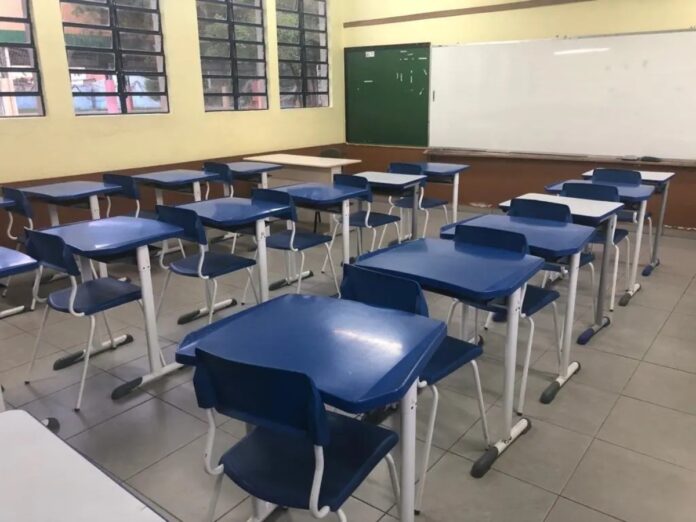 Benefício de R$ 200 para estudantes é pago nesta segunda-feira (26) para estudantes do ensino médio público. Valor vem do Programa Pé-de-Meia, do Governo Federal.