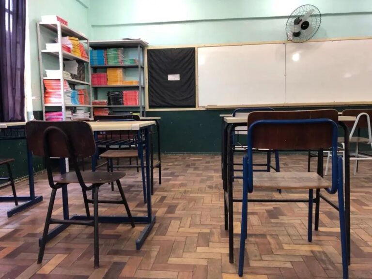 Governo vai aumentar número de estudantes do Ensino Médio que recebem benefício de R$ 200 por mês do Programa Pé-de-Meia. Anúncio de ampliação do programa foi feito pelo presidente Luiz Inácio Lula da Silva nesta sexta-feira (2).