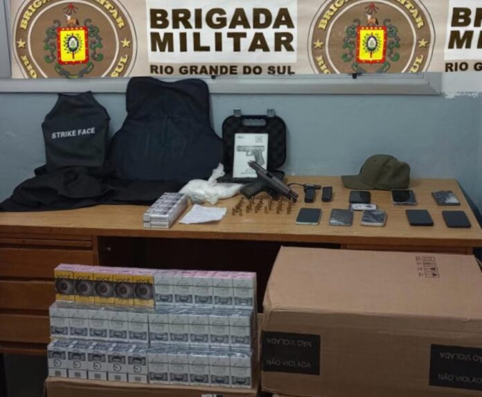 Brigada Militar prende trio com armas, coletes balísticos e drogas em Canoas 