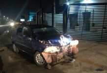 Carro colide contra poste em Canoas e deixa uma pessoa ferida