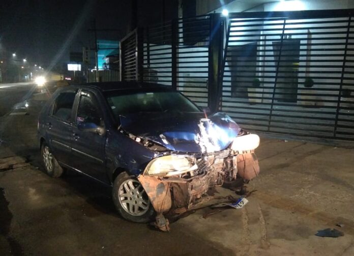 Carro colide contra poste em Canoas e deixa uma pessoa ferida